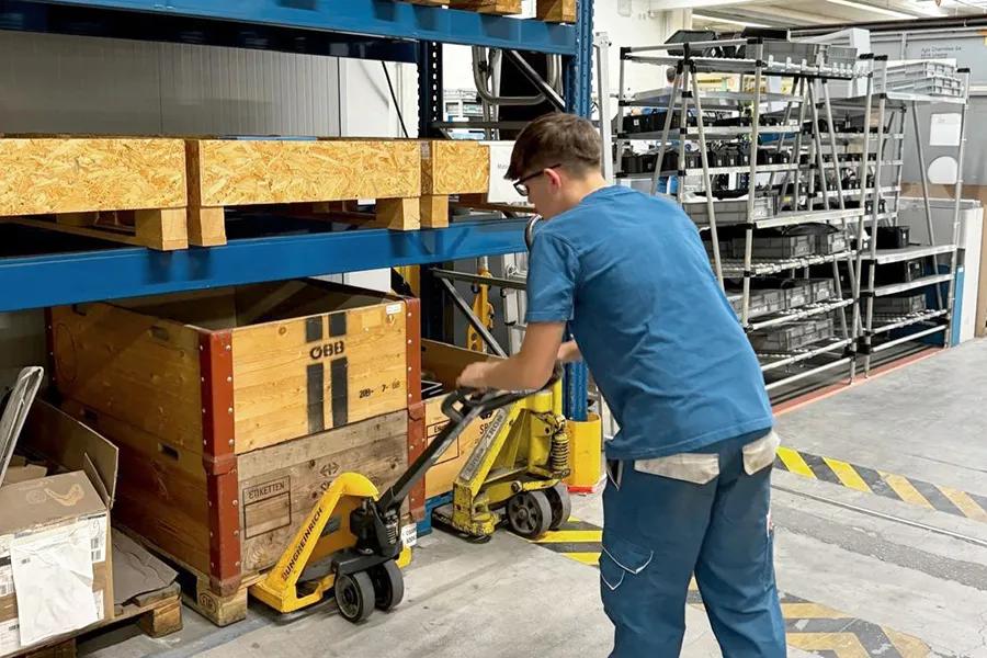 losone-professions-logistician